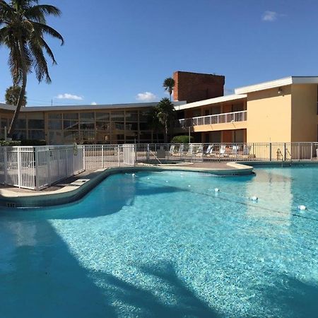 Sahara Beach Club Sunny Isles Beach Bagian luar foto