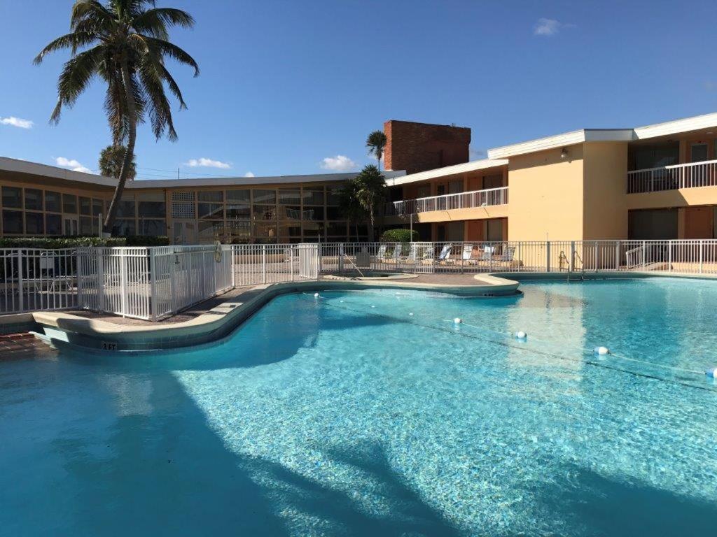 Sahara Beach Club Sunny Isles Beach Bagian luar foto